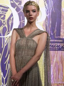 Anja Tejlor-Džoj u potpuno prozirnoj haljini od zlatne mreže