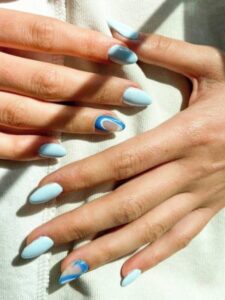 Baby blue nails: super šik letnji manikir