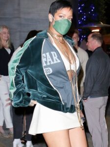 Baršunasta bomber jakna + izuzetno kratka suknja: smeli izgled Rijane