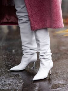 Bilo da pada kiša ili sneg: kako nositi bele čizme u hladnoj sezoni