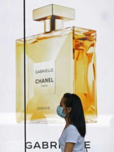 Chanel će proizvoditi medicinske uniforme i maske za bolnice u Francuskoj
