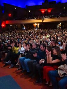 Čikago na nogama: 2.000 ljudi pevalo pesme Tome Zdravkovića na premijeri filma (VIDEO)