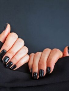 Crni manikir: Kako ove jeseni nosimo najotmeniju boju noktiju