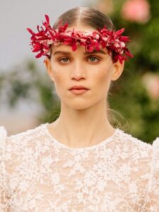 Cvetne trake za glavu i rumenilo: beauty lookovi sa Chanel Haute Couture SS21 revije