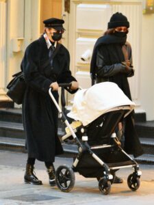 Dame u crnom: Điđi i Bela Hadid u šetnji sa bebom čije se ime i dalje čuva u tajnosti