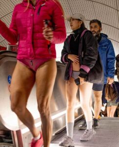Dan bez pantalona: Ovako su izgledali putnici u londonskom metrou