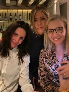 Dženifer Aniston, Lisa Kudrou i Kortni Koks na dodeli nagrada Emmy