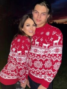 Elizabet Harli proslavila je Božić sa sinom Demijanom u odgovarajućim džemperima