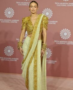 Holivudske zvezde pokorile indijsku modnu scenu glamuroznim sarijima