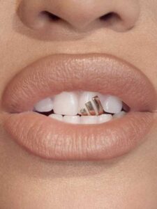Izbliza: adidas zlatni dekor za zube