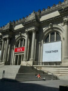 Joko Ono dizajnirala je fasadu Metropolitanskog muzeja