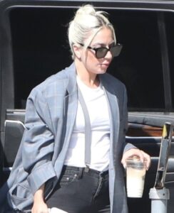 Lejdi Gaga poentirala ležeran poslovni outfit 21. veka
