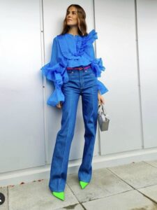 Kako nositi plavu H&M bluzu: pokazuje  blogerka iz Norveške