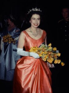 Kako se kraljica Elizabeta II oblačila u svojoj mladosti: 30 retkih fotografija