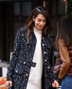 Kako se na sofisticiran način nosi mini haljina demonstrira Amal Kluni