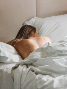 Kako spavanje utiče na lepotu naše kože: 7 stvari koje treba da uradite pre odlaska u krevet