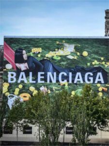 Kardi Bi na zidovima Luvra kao lice jesenje kampanje Balenciaga