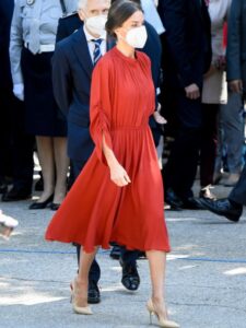 Kraljica u crvenom: neverovatan izgled Leticije u svilenoj haljini