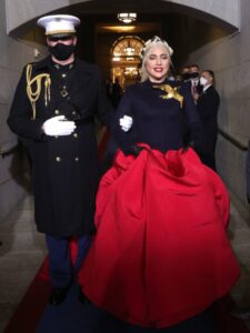 Kraljičin potez: Lejdi Gaga u Schiaparelli haljini na ceremoniji inauguracije predsednika Sjedinjenih Država