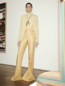 Lepršave haljine, neon pantalone i puno lanaca: kolekcija Victoria Beckham proleće/leto 2021.