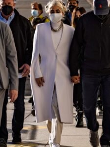 Look dana: Lejdi Gaga u kaputu brenda Givenchy