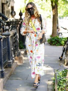 Look dana: Sara Džesika Parker prošetala haljinu sa cvetnim printom