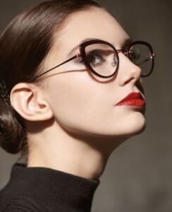 Makeup trikovi: Kako da se našminkate ako nosite naočare?