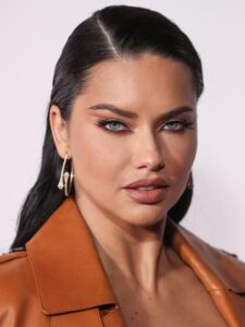 Mala nude haljina i jesenji kaput: Adriana Lima demostrirala kako se nosi seksi elegancija