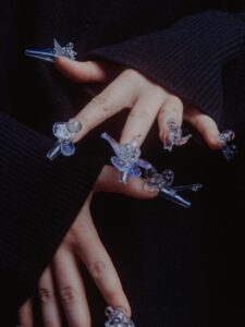 Manikir nedelje: kristalno cveće na noktima Bili Ajliš i Rosalie