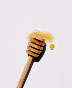 Kako med čini čuda za našu kosu i kožu?