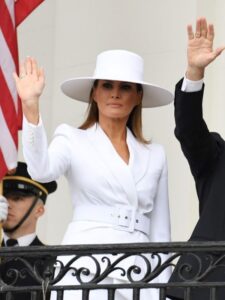 Ovaj šešir dizanirala je Melanija Trump, a sada ga prodaje