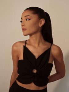 Moderan top u obliku cveta koji će ulepšati letnju garderobu: pokazuje Ariana Grande