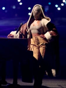 Najneobičniji kostim na MTV Europe Music Awards: Ališa Kiz u blistavoj maski i kaputu od ovčje kože