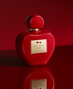 Nepredvidiv i uzbudljiv: Antonio Banderas Her Secret Kiss je parfem koji ćete obožavati