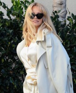 Pamela Anderson upravo je prekršila glavno stilsko pravilo na veoma šik način!