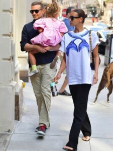 Porodična idila: Irina Šajk i Bredli Kuper u šetnji sa ćerkom