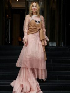 Princeza i buntovnica: Rita Ora u obimnoj ružičastoj haljini