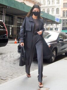 Prozirni bodi i savršene sive pantalone: Kendal Džener u Njujorku