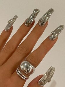 Rastopljeni metal ili žele manikir: pomozite Kajli Džener u odluci o dizajnu noktiju