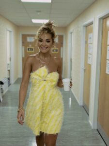 Rita Ora u ženstvenoj žutoj haljini