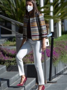Šareni sako + bele pantalone i baršunaste cipele: savršen izgled kraljice Leticije