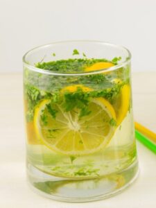 SAVET FOOD BLOGERKE ŽANETE RAZUM: Jednostavni prolećni detoks od limuna i peršuna
