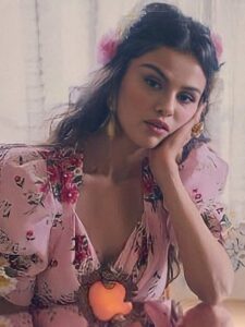 Selena Gomez u najpopularnijoj haljini sledećeg proleća: novi video na španskom jeziku „srušio“ internet