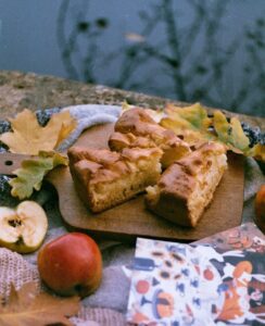 Sočan kolač sa jabukama i grizom