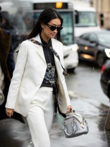 Street style: kako fashioniste nose bela odela ove jeseni