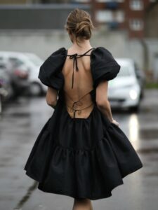 Street style: kako fashioniste ovog leta nose crne haljine