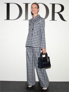 Stroga elegancija: Natalija Vodjanova u kariranom odelu na reviji Dior