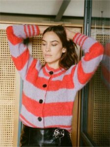 Topli džemper + kožna suknja – obucite se ove jeseni kao Aleksa Čang