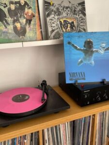 Tri decenije kasnije: Beba sa Nirvaninog omota za album “Nevermind” tuži bend i izdavače