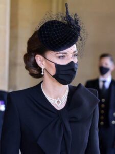 U znak posebne bliskosti: Kejt Midlton u crnoj haljini sa bisernom ogrlicom na sahrani princa Filipa